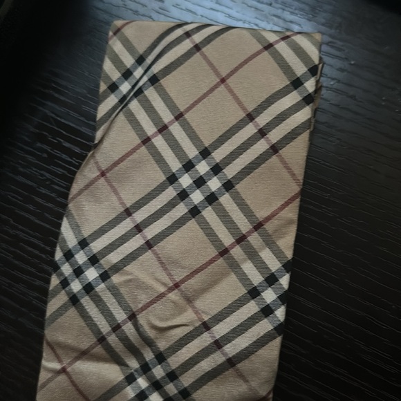 Burberry Tie like new with out tags in very good condition - Picture 2 of 5
